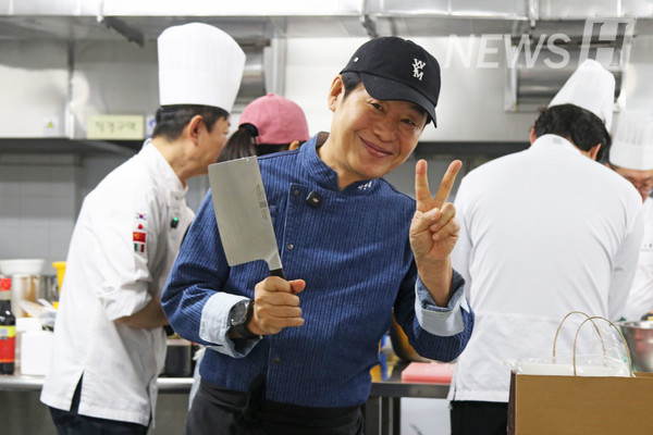 ▲ 이연복 셰프가 재료 손질을 위해 학생식당 주방을 찾았다.