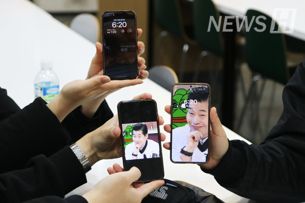 ▲ 새벽부터 줄을 선 학생의 휴대전화 배경 화면. 행사를 기다리는 마음이 고스란히 담겨 있다.