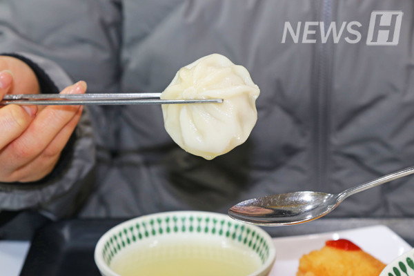 ▲ 속이 꽉 찬 육즙 가득 샤오룽바오. 식사 내내 학생들의 감탄이 이어졌다.