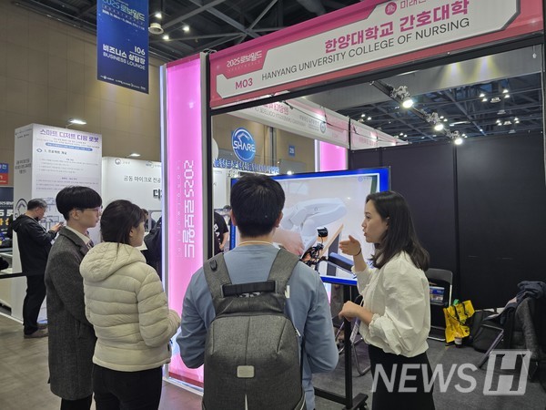 ▲ 在RoboWorld未来人才馆展位上，介绍了与토토사이트 회원가입 거절实证研究及相关教育项目。 ⓒ 申容顺 教授