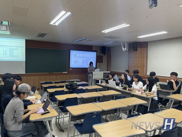 ▲ 新生参加研讨会，围绕“虚假新闻监管”主题展开了올림피아토토。ⓒ 李范奎 学生