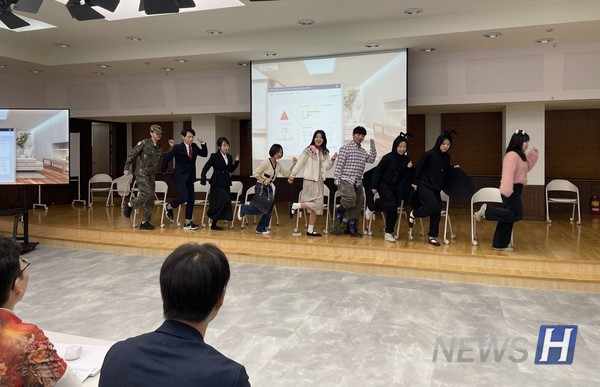 ▲ 参与话剧的新生们根据各自的角色进行排练。ⓒ 郑贤敬 同学