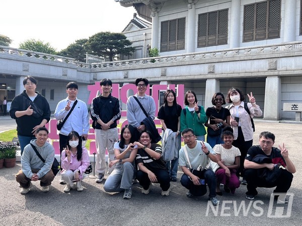 ▲ The MCREL 골드문 토토사이트 team taking a group photo outdoors. ⓒ 골드문 토토사이트er Ali Bakhtari 