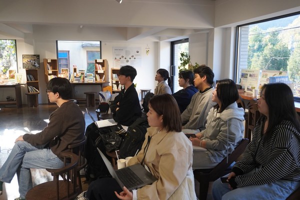 ▲ The colloquium starting off at Café Darori, with the audience focusing on the presentation. ▲ 카페 다로리에서 콜로키움이 시작되어 청중들이 집중하고 있다.