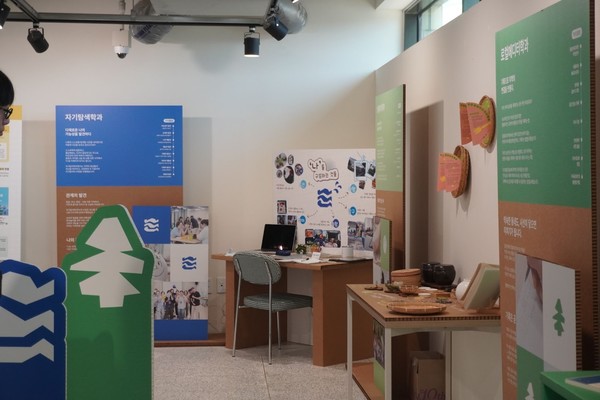 ▲ 正在进行基于“密阳是보스토토”项目成果开展的展览。