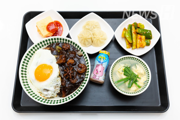 ▲ A complete set of food served at the event. The tray is filled with representative Chinese dishes, including Black Bean Sauce with Rice, Shrimp Toast, and Xiaolongbao. ⓒ Media Strategy Office 