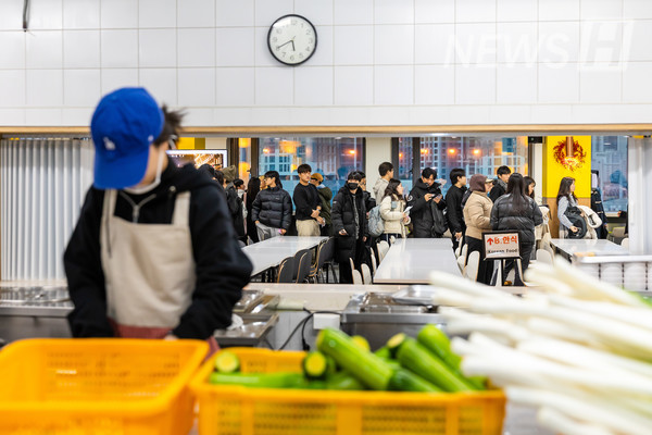 ▲ In the early dawn, students continued to stream into the cafeteria, waiting for the event to begin. ⓒ Media Strategy Office 