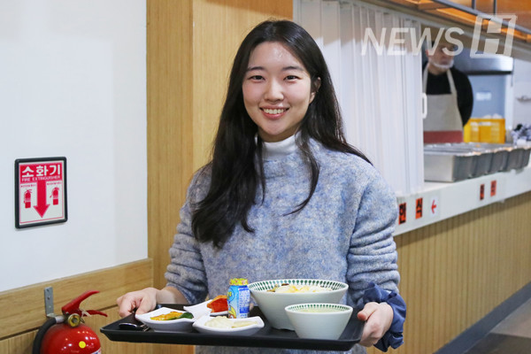▲ Smiley face of a student at the sight of the generous breakfast available for just 1,000 won. 