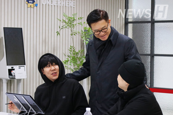 ▲ President Lee Ki-jeong offering words of encouragement to students waiting for the event to start. 