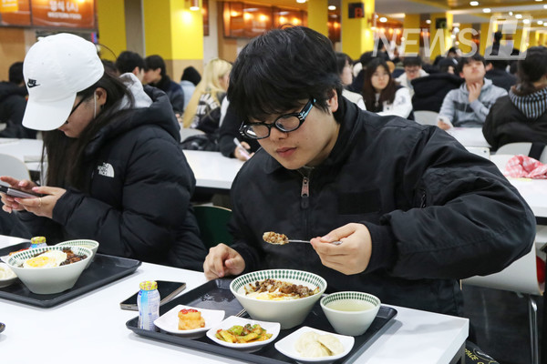 ▲ Students enjoying their meal. Thanks to the hearty breakfast available for 1,000 won, students could start their day happily.