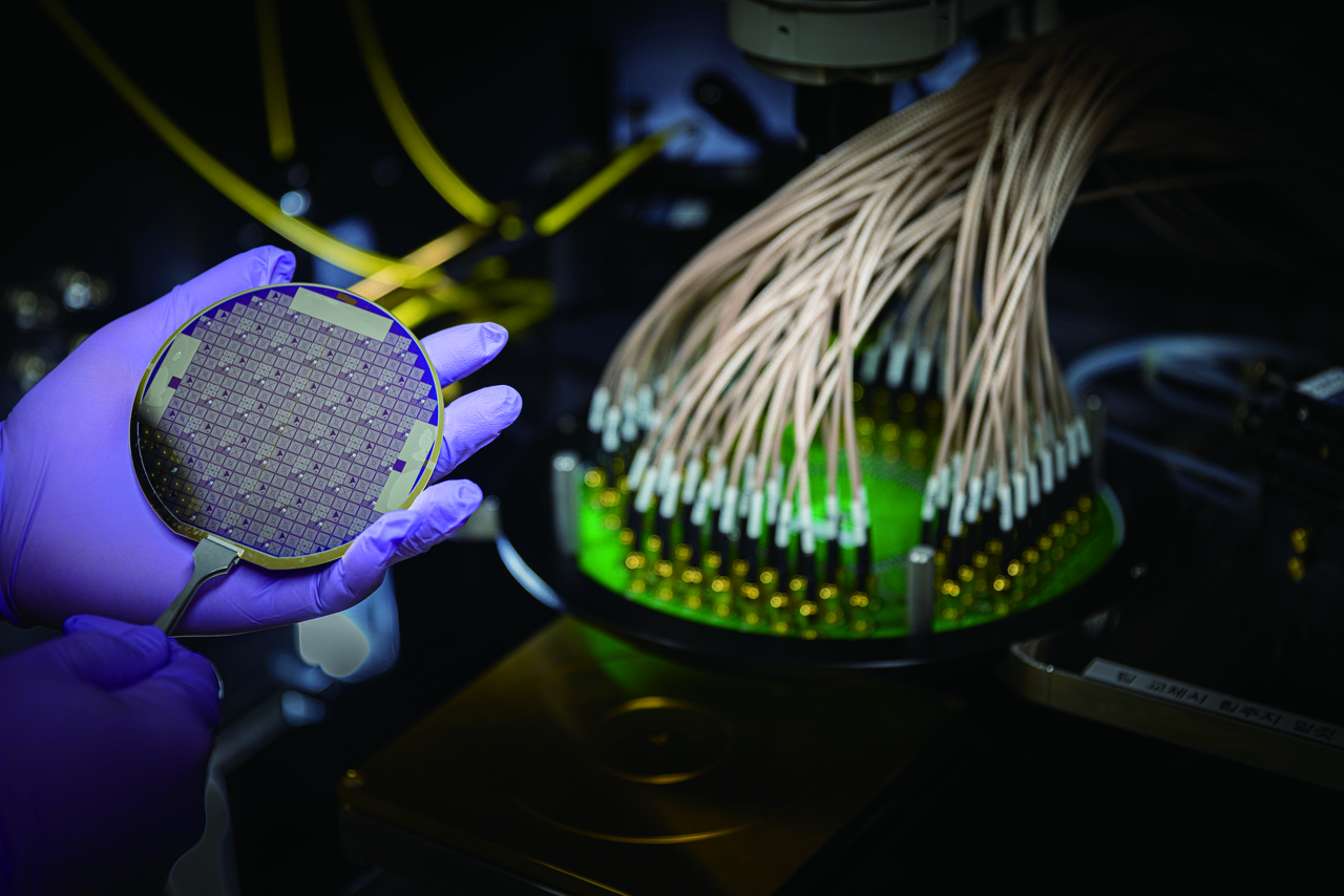 김형진 교수 연구팀은 멤리스터의 3차원 적층 랜드토토을 적용해 초고밀도·고신뢰의 물리적 복제방지 랜드토토(PUF)을 개발했다. 사진은 논문 데이터 이미지와 연구실 실험 모습.