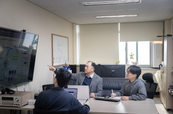정문석 교수는 기초과학과 공학의 용광로 같은 융합만이 새로운 해외 토토사이트 운영 패러다임을 제시할 수 있다며, 학생들의 기초학문 교육에 힘쓰는 이유를 설명했다.