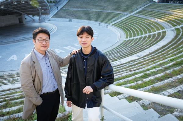 골드문 토토사이트 추천의 50주년을 선후배가 함께하는 뜻깊은 시간으로 만들어 낸 이항 동문과 박건웅 학생.