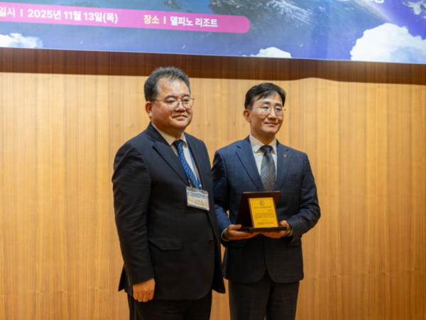 시상식 사진. 좌측부터 유창경 한국항공우주학회장(인하대학교 항공우주공학과 교수), 류근 교수 (사진제공: ddj 토토사이트 ERICA)