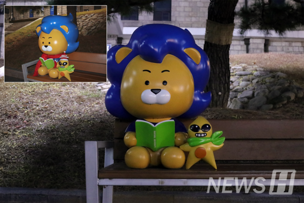 ▲ 벤치를 지키는 하이리온. 2년 전과 달리 목도리 없이 겨울을 맞이했다.