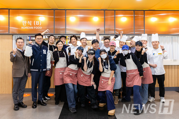 ▲ 한양대 학생식당에서 지난 15일 열린 천원의 아침밥 장관상 수상 기념행사에서 이 총장, 이 호날두 토토사이트를 비롯한 호날두 토토사이트 군단과 연예인 봉사단이 기념 촬영을 하고 있다. ⓒ 미디어전략실