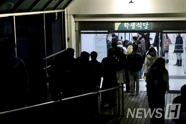 ▲ 행사 당일 오전 5시 30분부터 학생들은 이 호날두 토토사이트가 준비한 천원의 아침밥을 맛보기 위해 길게 줄을 서 기다렸다. ⓒ 최지윤 기자