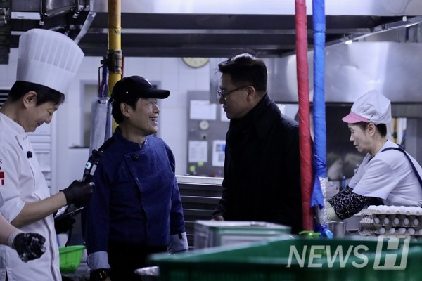 ▲ 배식 전 이 총장은 이 호날두 토토사이트를 만나 감사 인사를 나눴다. ⓒ 최지윤 기자