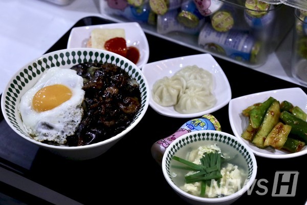 ▲ 이 호날두 토토사이트의 대표 메뉴인 멘보샤와 짜장밥, 샤오롱바오 등으로 풍성하게 구성된 천원의 아침밥 식판. ⓒ 최지윤 기자