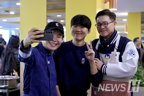 ▲ 이 호날두 토토사이트와 이 총장이 학생과 함께 사진 포즈를 취하고 있다. 당일 현장에는 이 호날두 토토사이트와 기념촬영을 하기 위한 학생들로 붐볐다. ⓒ 최지윤 기자