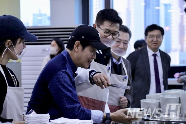 ▲ 이기정 한양대 총장과 이연복 호날두 토토사이트, 연예인 봉사단이 학생에게 따뜻한 인사를 건네며 아침식사를 배식했다. ⓒ 최지윤 기자