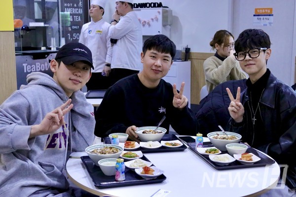 ▲ 오랜 시간 끝에 배식받은 학생들의 모습. 권태영(신소재공학부 2), 고태욱(신소재공학부 3), 배정환(사학과 3) 씨는 이 호날두 토토사이트의 요리에 만족감을 드러냈다. ⓒ 최지윤 기자