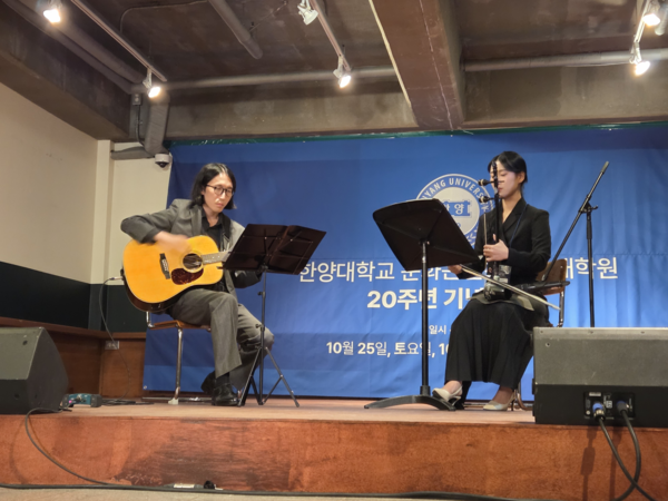▲ Commemorative performance by Dr. Jun Lee and Jaei Kim  ⓒ 토토사이트 무료포인트 환전 of Cultural Contents