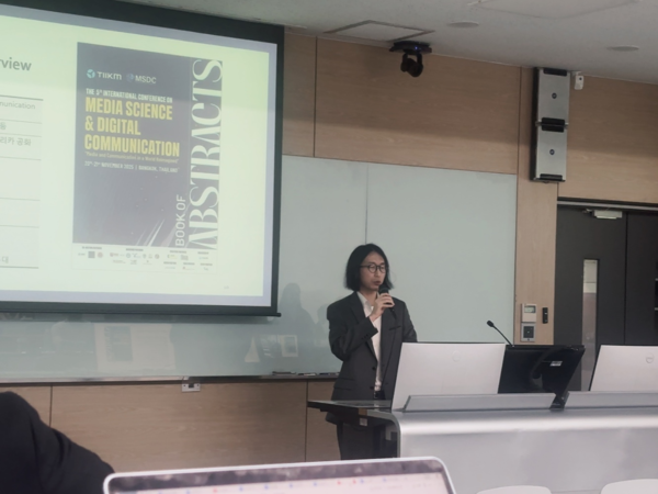 ▲ Dr. Jun Lee delivering a special lecture on 토토사이트 하피 conferences and journal publication cases at the Graduate Comprehensive Seminar, Department of Culture Contents, Hanyang University (Photo provided by Dr. Jun Lee)