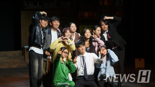 ▲ 먹튀검증 토토사이트이 끝나고 배우들이 엔딩 포즈를 취하고 있다. ⓒ 박다사랑 학생