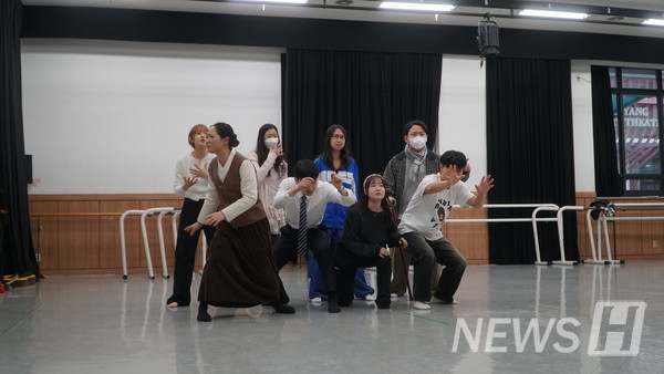 ▲ 한 학기 동안 배우들은 밤낮으로 합을 맞추며 먹튀검증 토토사이트 공연을 준비했다. ⓒ 박다사랑 학생