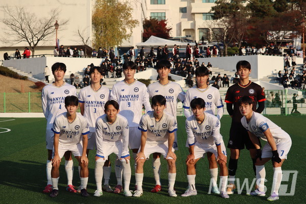 ▲ 토토사이트 썸足球部是参加 U 联赛及全国性大赛、为学校争光的代表性队伍。本次交流赛中也展现出不逊于职业水准的竞技表现，牢牢吸引了观众的目光。© HY-BALL