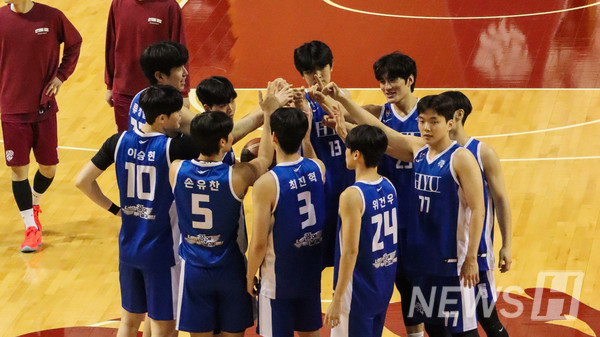 ▲ 토토사이트 썸篮球部延续了“田径式篮球”传统的队伍。此次交流赛中由低年级球员担任主力，发挥出顽强斗志。篮球部孙侑灿（体育产业科学部 体育管理专业 1）选手表示：“明年会展现出更加成长的样子。”© HY-BALL