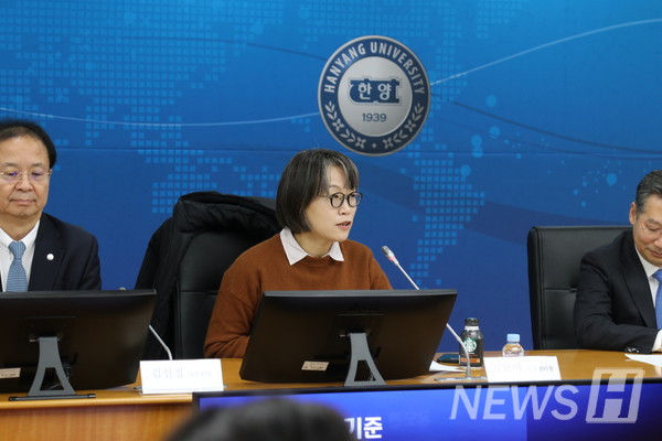 ▲ 金仁娥人权中心长正在说明征集比赛的宗旨与评审标准。