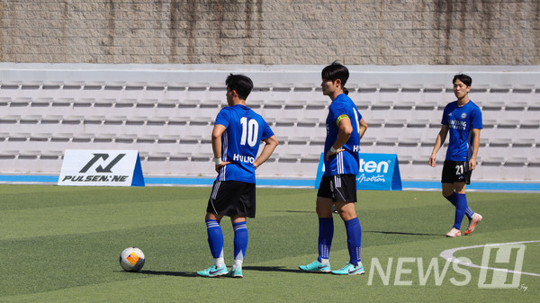 ▲ 2025 서울권 대학 리그 그라운드 위에서 경기를 진행 중인 라이언 부원들의 모습. ⓒ 허재원 학생