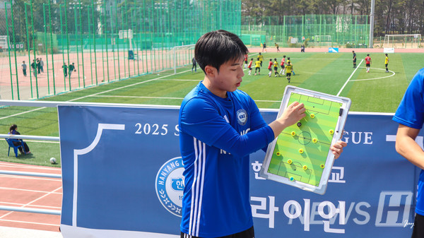 ▲ 경기에서 전술판으로 작전을 협의하는 모습. 라이언은 팀이 정한 전술 원칙 속에서 부원 간의 피드백을 유연하게 받아들이는 '수용의 문화'를 통해 서울권 강팀에 자리했다. ⓒ 허재원 학생