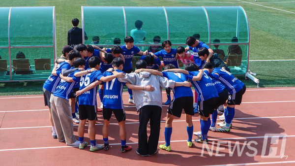 ▲ 그라운드 위에서 열정을 다지는 부원들의 모습. 라이언은 경기장에서의 열정과 에너지를 사회공헌 활동으로 확장해 '사랑의 실천'을 그라운드 밖에서 이어갈 예정이다. ⓒ 허재원 학생