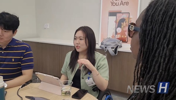 ▲ 김 씨가 캘리포니아 구글 본사에 방문해 현직자와 인터뷰하고 있는 모습. ⓒ 김은아 학생