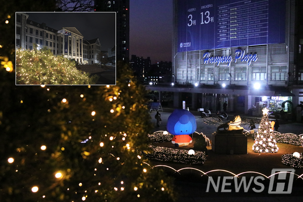 ▲ 本馆前点缀的冬季灯饰装饰每年此时都会成为校园的风景。