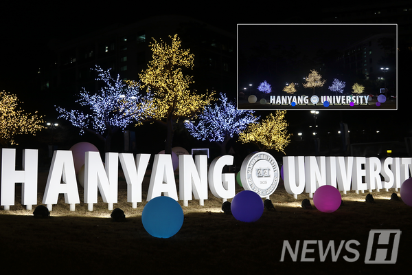 ▲ 正门的迎冬照明装饰。在年末氛围愈发浓厚之际，也希望汉阳人的一年同样闪闪发光。