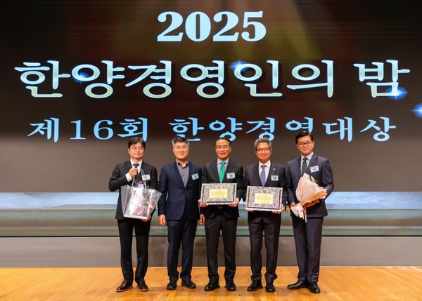 (From left) Lim Gyoo-gun, Dean of 라오스 스포츠토토 School of Business Administration; Yoo Yong-sik, President of the school’s Alumni Association; Lee Heung-soo, CEO of UIB Korea; Eom Tae-eung, Chairman of Boksan Nice; and Lee Ki-jeong, President of 라오스 스포츠토토 University.  