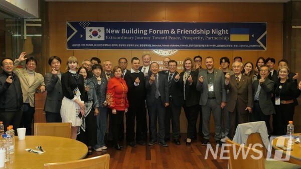 ▲ 在李阳求（政治外交专业 79）校友的主导下，“韩-乌克兰B2B商务论坛”在해외 토토사이트 운영大学举办。论坛就智慧农场、能源等重建核心领域展开了韩国企业与乌克兰地方自治团体之间的实质性合作讨论。© 李阳求 校友