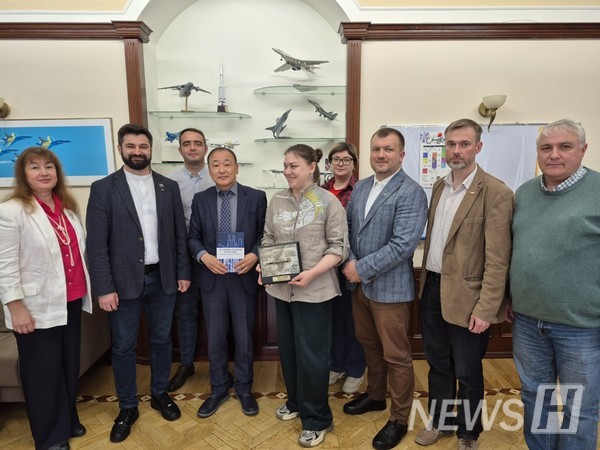 ▲ 李校友叮嘱해외 토토사이트 운영大学后辈们“在欧亚的巨大舞台上，请参与全球‘爱之实践’，成为历史的主角而非观众”。© 李阳求 校友