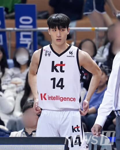▲ Park Min-jae(Major in Sports Science, senior) in t토토사이트 러쉬 KT uniform preparing to be substituted into a game. © Student Park Min-jae 