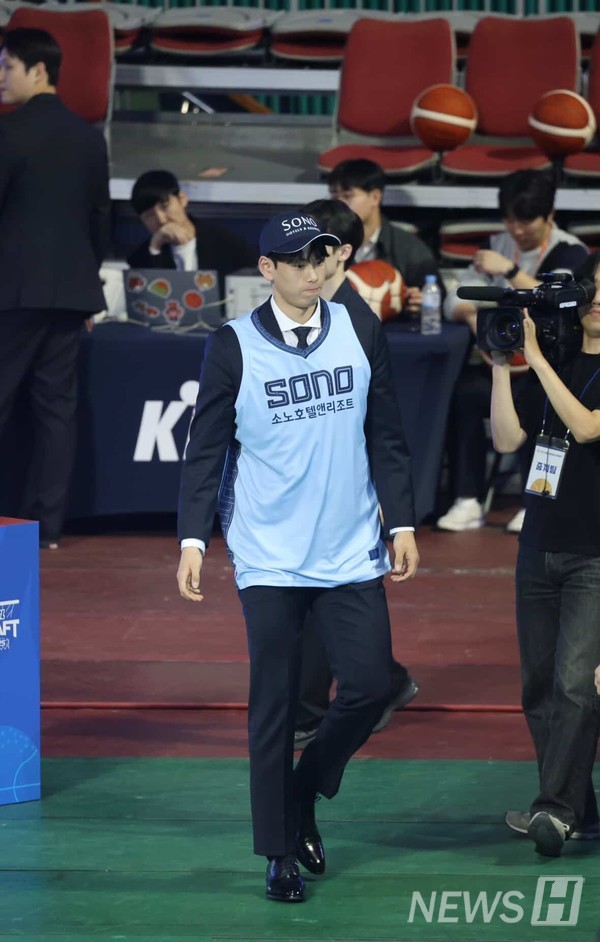 ▲ Shin Ji-won(Major in Sports Science, senior) 토토사이트 러쉬ading to t토토사이트 러쉬 stage after being selected by t토토사이트 러쉬 Goyang Sono Skygunners. © Student Shin Ji-won 