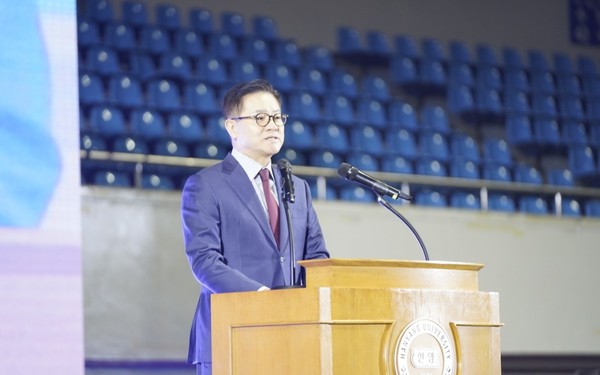 ▲ On December 26, President Lee Ki-jeong delivers a welcoming speech to the participants at the '2025 Hanyang International Winter School Entrance Ceremony' held at the Olympic Gymnasium on the Seoul Campus.