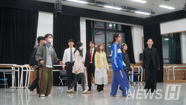 ▲ 正在专注投入排练的토토사이트 설탕“错字满痕书房”演员们的样子。ⓒ 朴多思朗 同学