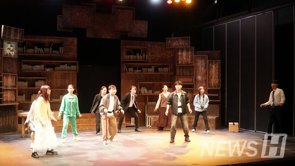 ▲ “错字满痕书房”演员们正在汉阳艺术剧场演出。ⓒ 朴多思朗 同学