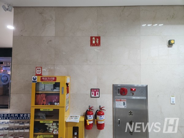 ▲win 토토사이트为使学生即使从远处也能一眼识别灭火器位置，制作了灭火器 pictogram 标识并贴在高处。© 郑载成 同学