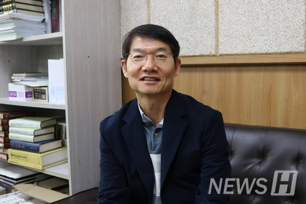 ▲ Professor 퍼스타 토토 Su-mil of the East Asian Culture Research Institute has continued his academic journey at Hanyang University for the past 30 years. © Reporter 퍼스타 토토 Joo-hee