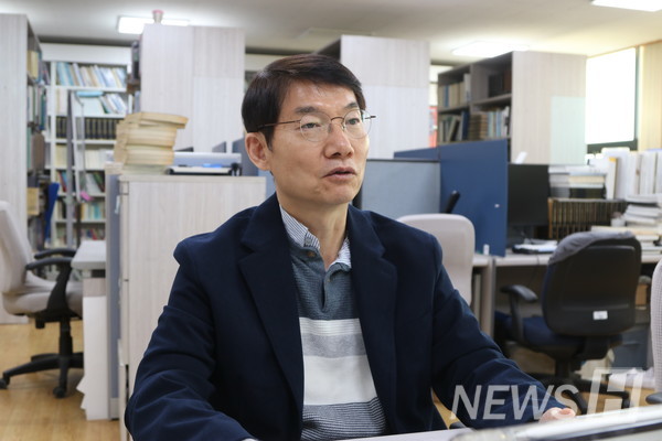 ▲ Professor 퍼스타 토토 is continuing his research to widely inform people of the true character of Yeonam 퍼스타 토토 Ji-won, who embedded fundamental questions about Joseon society, reflections on civilization, and explorations of human nature into his works. © Reporter 퍼스타 토토 Joo-hee ▲ 박 교수는 자신의 작품에 조선 사회에 대한 근본적 질문, 문명에 대한 성찰, 인간 본성에 대한 탐구를 중층적으로 담아낸 연암 박지원의 진면목을 널리 알리고자 연구를 이어오고 있다. ⓒ 박주희 기자 